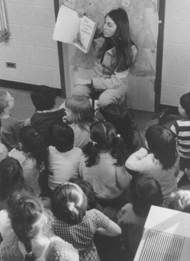 Sandie Linn reading in 1974 to children at Lazaro Cardenas School Sandie Linn reading in 1974 to children at Lazaro Cardenas School